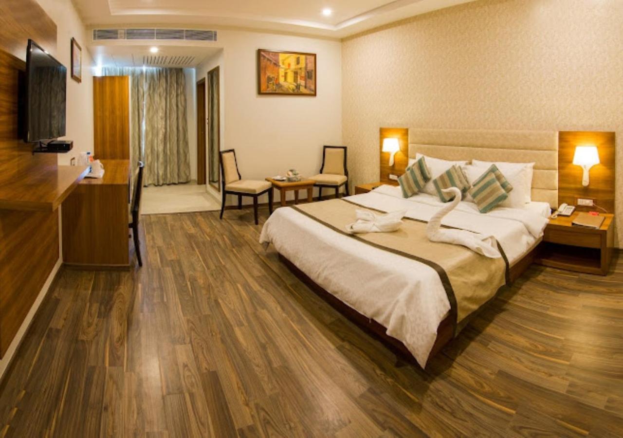 The India Benares Hotell Exteriör bild