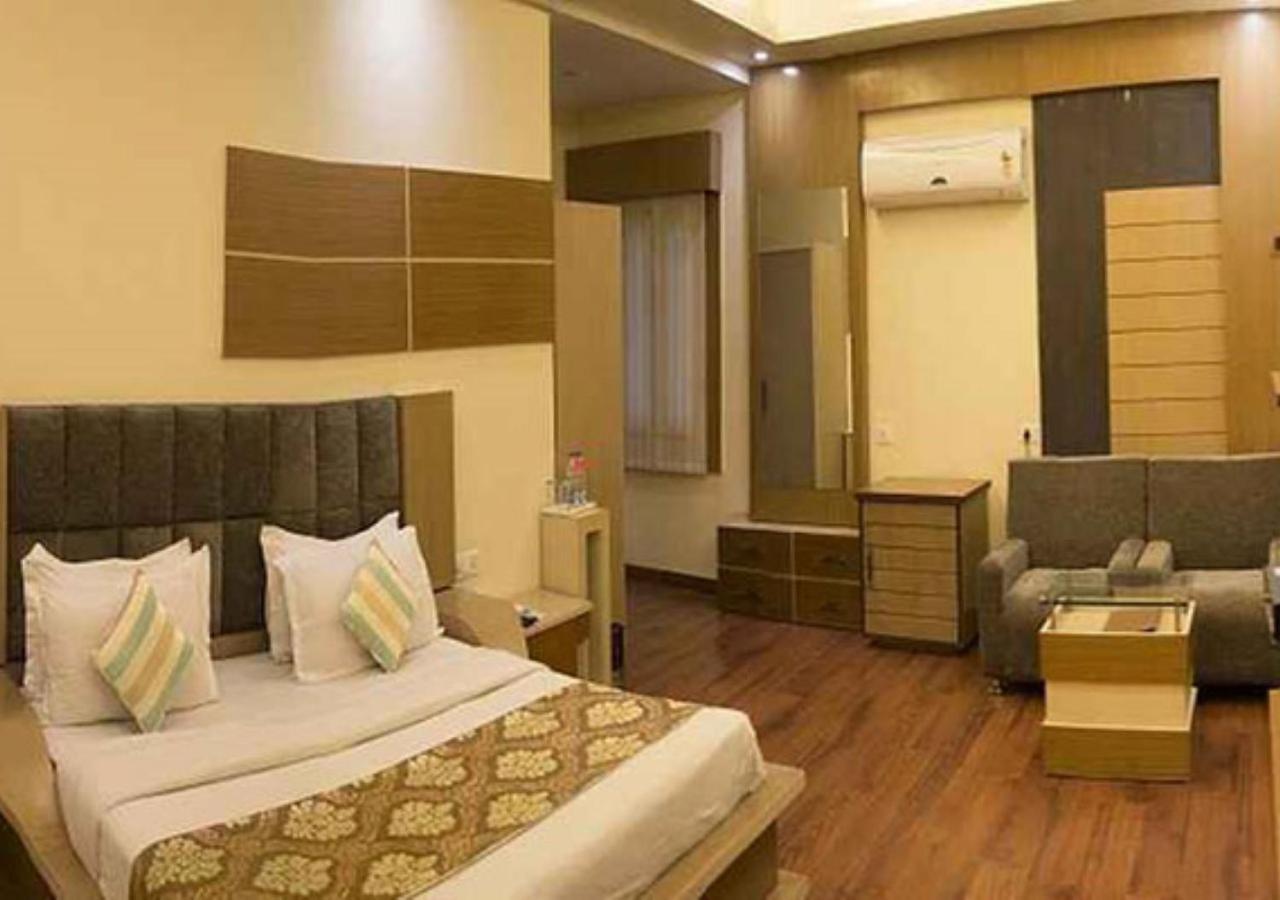 The India Benares Hotell Exteriör bild
