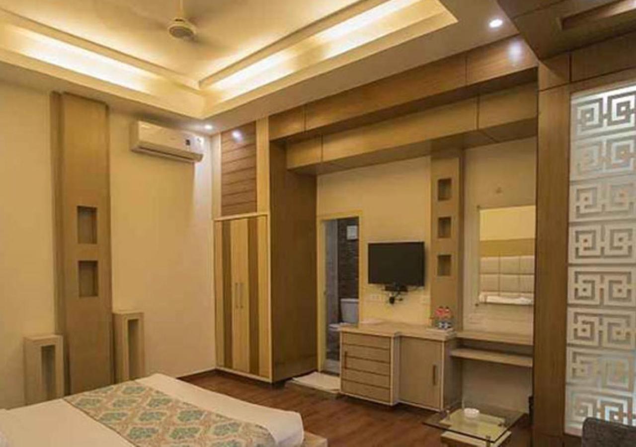 The India Benares Hotell Exteriör bild